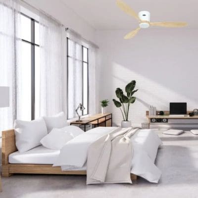 Lit moderne dans une chambre lumineuse avec ventilateur plafond silencieux au design épuré