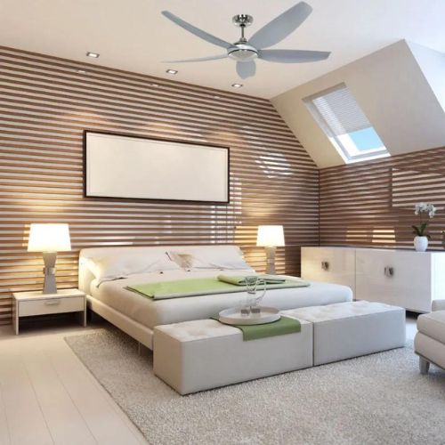 Ventilateur de plafond dans une chambre moderne au plafond bas, au design épuré et éclairage doux.