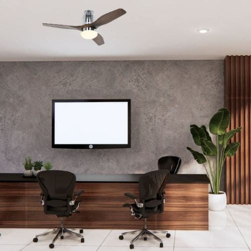 Pales réversibles ventilateur plafond au salon, avec trois pales et lumière, installé au plafond au-dessus d’un bureau et d’un canapé.