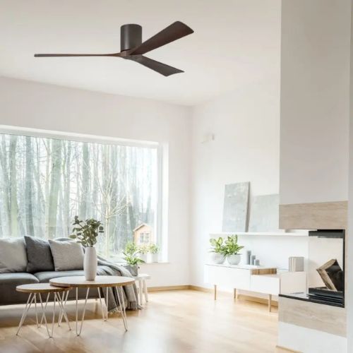 Salon lumineux avec plafond et ventilateur moderne, intérieur minimaliste, cheminée aménagée et mobilier épuré. bruit destratificateur air problème