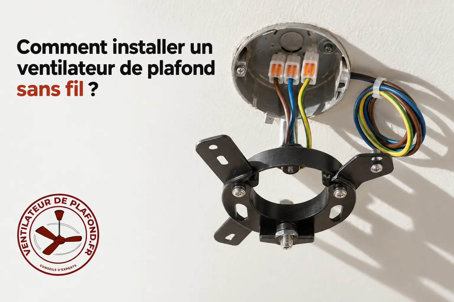 Support de support de ventilateur de plafond et câbles électriques visibles dans une boîte au plafond.