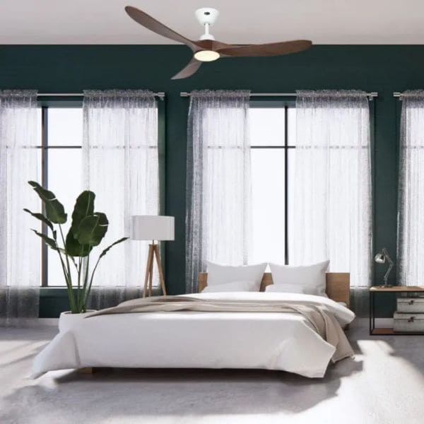 Ventilateur de plafond au-dessus d’un lit dans une chambre moderne.