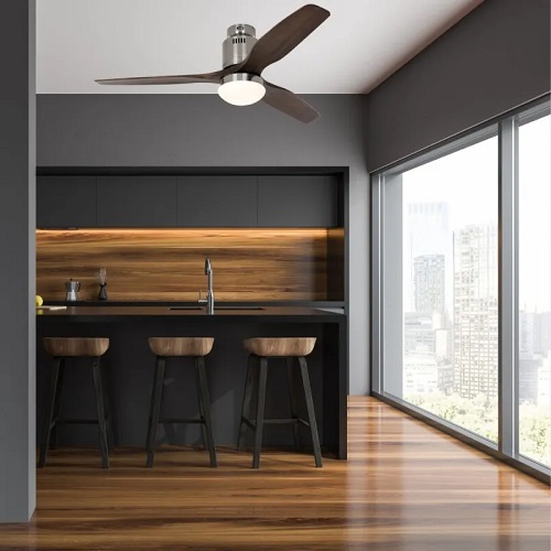 Ventilateur de plafond moderne avec lampe intégré suspendu au plafond au-dessus d’un espace cuisine-face au comptoir et à la