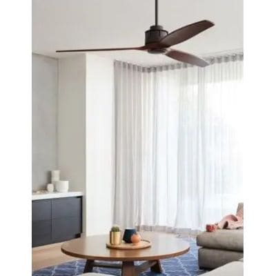 Idéalement un plafond ventilateur suspendu dans un salon lumineux avec rideaux et mobilier en bois rond et canapé.