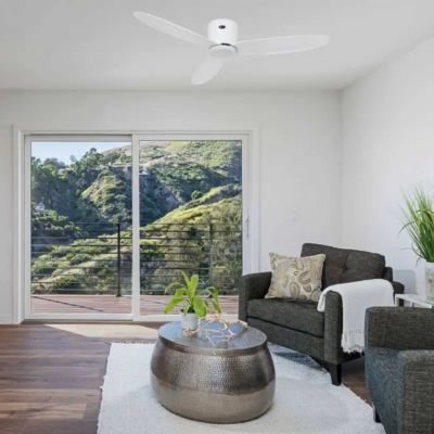 Ventilateur à haut dans le plafond dans un salon moderne avec canapé gris et table basse ronde.