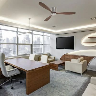 Ventilateur mural avec trois pales au plafond dans un salon lumineux au décor moderne.