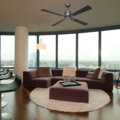 Ventilateur de plafond à quatre pales installé dans un salon moderne avec vue panoramique sur la ville.