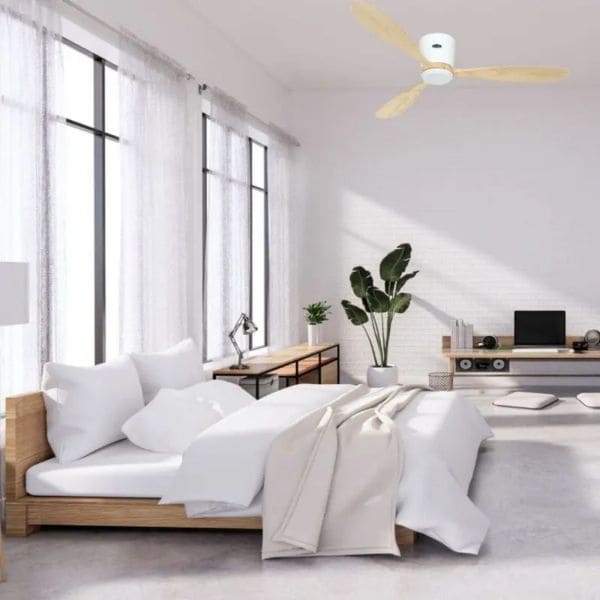 Ventilateur de plafond blanc avec pales beige dans un salon lumineux.