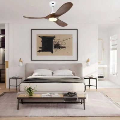 Ventilateur de plafond suspendu dans une chambre élégante au-dessus d’un lit et d’un transat, avec un cadre noir et une